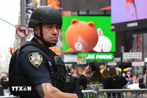 Cảnh sát New York tuần tra tại Quảng trường Thời đại ngày 23/5. (Nguồn: AFP/TTXVN) 