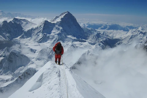  Lập kỷ lục chinh phục đỉnh Everest trong 26 giờ