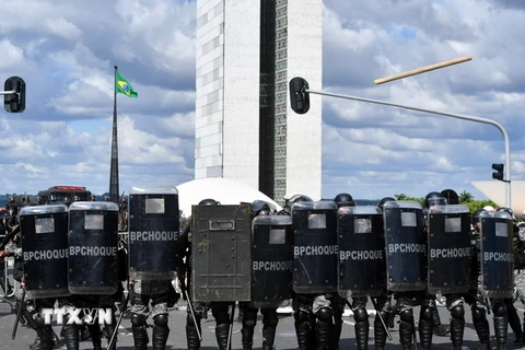 Cảnh sát chống bạo động được triển khai để ngăn chặn người biểu tình quá khích tại Brasilia ngày 24/5. (Nguồn: AFP/TTXVN) 