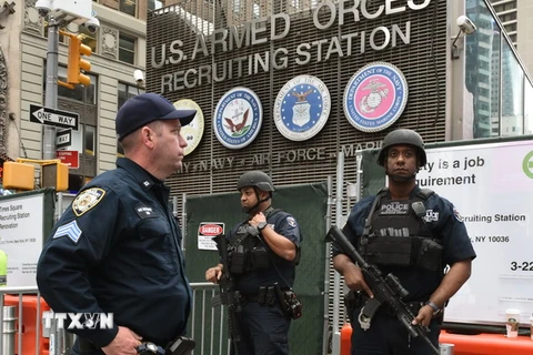Cảnh sát New York tuần tra tại Quảng trường Thời đại ngày 23/5. (Nguồn: AFP/TTXVN) 