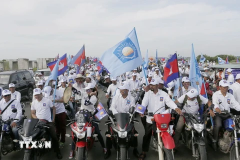 Những người ủng hộ tham gia chiến dịch vận động tranh cử ở Phnom Penh, Campuchia ngày 20/5. (Nguồn: EPA/TTXVN) 