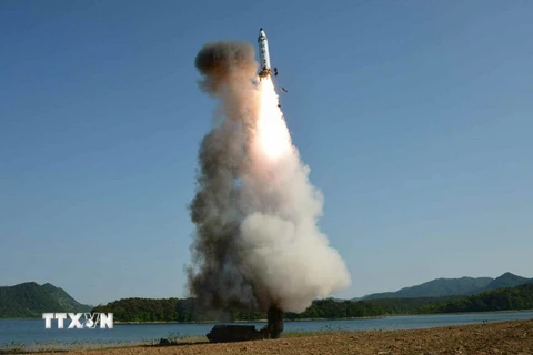 Tên lửa đạn đạo tầm trung mới Pukguksong-2 của Triều Tiên được phóng thử từ vùng Pukchang tại một tỉnh miền tây Triều Tiên ngày 21/5. (Nguồn: YONHAP/TTXVN) 
