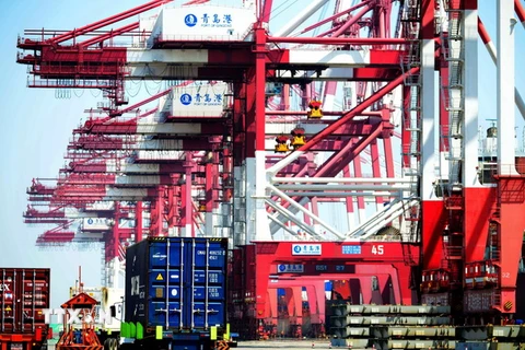 Vận chuyển hàng hóa tại một cảng ở Thanh Đảo, tỉnh Sơn Đông, Trung Quốc. (Nguồn: AFP/TTXVN) 