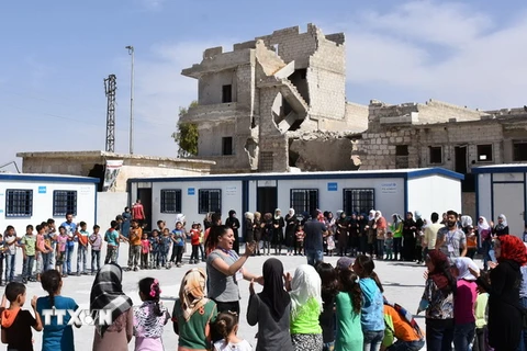 Trẻ em Syria tại một lớp học tạm ở thành phố Aleppo ngày 18/5. (Nguồn: AFP/TTXVN) 