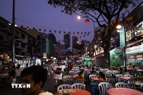 Khách du lịch nước ngoài và người dân địa phương thăm tuyến phố du lịch nổi tiếng Jalan Alor ở Kuala Lumpur. (Nguồn: AFP/TTXVN)
