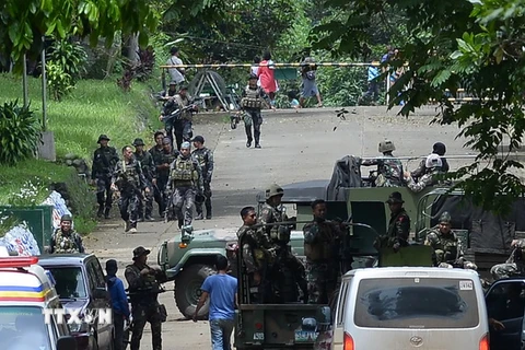 Binh sỹ Phillippines trong chiến dịch truy quét phiến quân ở thành phố Marawi ngày 25/5. (Nguồn: EPA/TTXVN) 