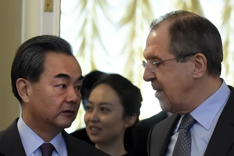 Ngoại trưởng Nga Sergei Lavrov và người đồng cấp Trung Quốc Vương Nghị. (Nguồn: AFP/TTXVN)