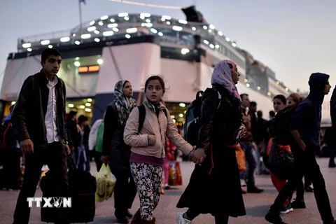 Người di cư đến Piraeus, Hy Lạp ngày 17/4. (Nguồn: AFP/TTXVN) 