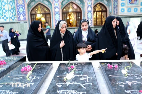 Người dân Iran cầu nguyện tại thủ đô Tehran. (Nguồn: THX/TTXVN) 