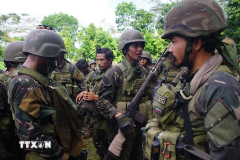 Binh sỹ Philippines trong chiến dịch truy quét phiến quân ở thành phố Marawi thuộc đảo Mindanao ngày 25/5. (Nguồn: EPA/TTXVN)