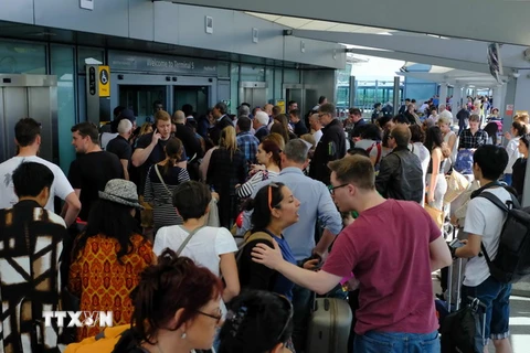 Hành khách bên ngoài nhà chờ ở sân bay Heathrow, London ngày 27/5. (Nguồn: AFP/TTXVN) 