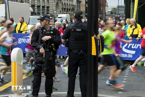 Cảnh sát tuần tra tại Manchester ngày 28/5. (Nguồn: AFP/TTXVN)