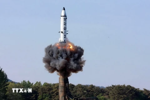 Tên lửa đạn đạo đất đối đất tầm trung Pukguksong-2 được phóng thử từ vùng Pukchang thuộc một tỉnh miền Tây Triều Tiên. (Nguồn: AFP/TTXVN) 