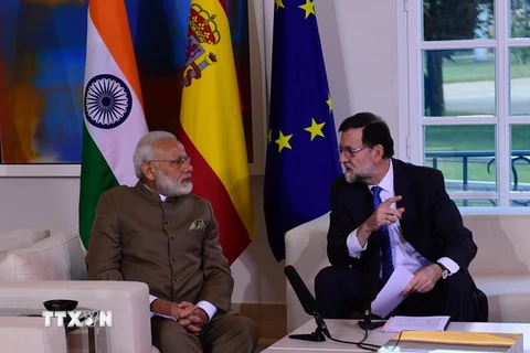 Thủ tướng Tây Ban Nha Mariano Rajoy (phải) đã hội đàm với Thủ tướng Ấn Độ Narendra Modi (trái) tại Dinh Moncloa ở thủ đô Madrid. (Nguồn: EPA/TTXVN)