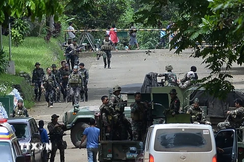 Binh sỹ Phillippines trong chiến dịch truy quét phiến quân ở thành phố Marawi ngày 25/5. (Nguồn: EPA/TTXVN) 