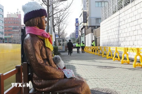 Bức tượng "phụ nữ mua vui" dựng bên ngoài Lãnh sự quán Nhật Bản ở thành phố Busan, miền Nam Hàn Quốc. (Nguồn: AFP/TTXVN)