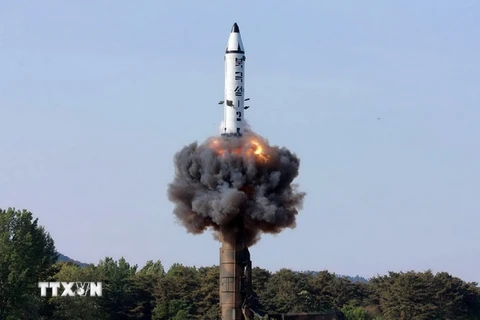  Tên lửa đạn đạo đất đối đất tầm trung Pukguksong-2 được phóng thử từ vùng Pukchang thuộc một tỉnh miền Tây Triều Tiên. (Nguồn: AFP/TTXVN) 