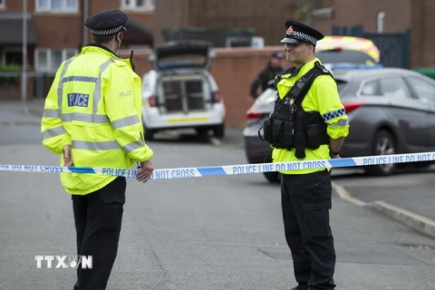 Cảnh sát phong tỏa lối vào một tuyến phố ở Moss Side thuộc Manchester. (Nguồn: AFP/TTXVN)