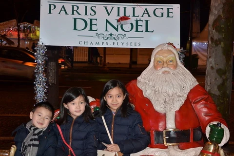 Người dân đón Giáng sinh rộn ràng trên Đại lộ Champs Elysées