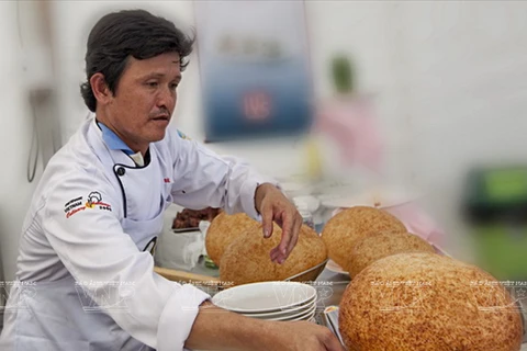 Khám phá ẩm thực Nam Bộ: Thưởng thức Bánh xôi chiên phồng 