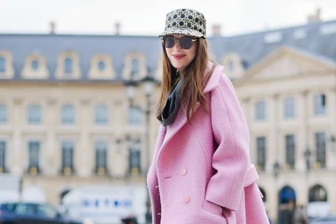 Áo khoác hồng "phủ sóng" từ sàn diễn thời trang tới mọi nẻo phố