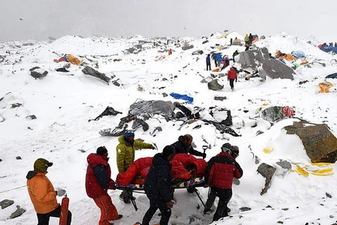 [Photo] Hình ảnh thảm khốc từ trận lở tuyết trên núi Everest