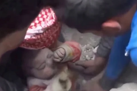[Video] Em bé may mắn sống sót sau khi bị vùi dưới đống đổ nát ở Syria