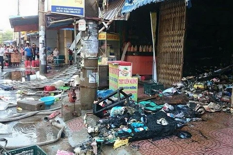 [Photo] Cháy lớn tại chợ đầu mối Phùng Khoang, 4 người bị thương