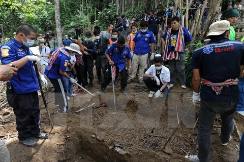 Cảnh sát Malaysia khai quật hố chôn người gần biên giới Thái Lan
