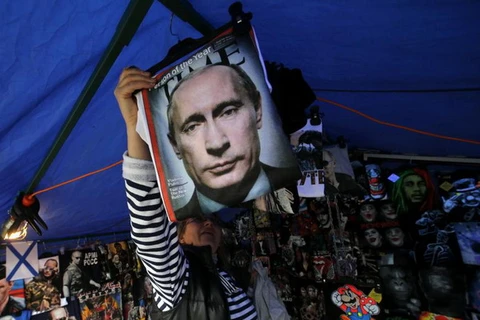 Một nhà cung cấp áo phông có in hình ảnh của Tổng thống Nga Vladimir Putin xuất hiện tại một cửa hàng trên đường phố ở trung tâm của St. Petersburg, ngày 31 tháng 8 năm 2014. (Nguồn: REUTERS)