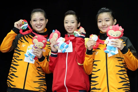 Vận động viên Dương Thúy Vy (Việt Nam) (giữa) nhận huy chương vàng. (Ảnh: TTXVN)