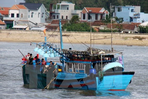 Ngư dân Quảng Ngãi chuẩn bị ngư lưới cụ cho chuyến đi biển. (Ảnh: Phước Ngọc/TTXVN)
