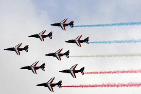  Các máy bay của Pháp trình diễn phần mở màn của sự kiện 'Paris Air show'. (Nguồn: businessinsider)