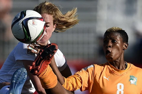 Tiền vệ người Na Uy Ingrid Schjelderup (trái) tranh bóng quyết liệt với tiền đạo Cote d'Ivoire, Ines Nhrehy trong trận đấu thuộc bản B Giải vô địch bóng đá nữ thế giới năm 2015. (Nguồn: Sputnik)
