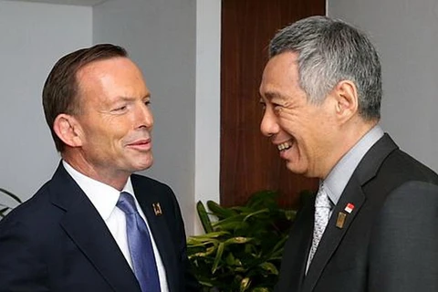 Thủ tướng Singapore Lý Hiển Long và người đồng cấp Australia Tony Abbott. (Nguồn: theaustralian.com.au)