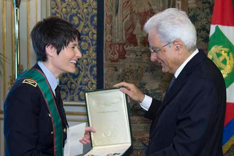 Tổng thống Italy Sergio Mattarella trao tặng huân chương cho Đại úy Cristoforetti. (Nguồn: loggionista)