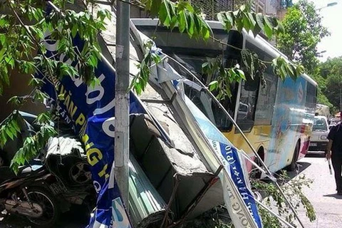 Xe buýt gây tai nạn trên phố Kim Mã. (Ảnh: CTV/Vietnam+)