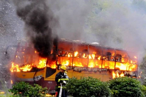 Đuôi của chiếc xe là bộ phận đầu tiên phát lửa. Sau đó chiếc xe buýt nhanh chóng bị đốt cháy khi đang lưu hành trên huyện Jinchengjiang của Hechi. (Nguồn: CCTVNews)
