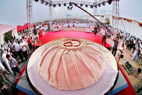 Chiếc bánh bao khổng lồ được cho là nặng nhất thế giới này có trọng lượng đáng kinh ngạc là 1.367 kg. (Nguồn: cctvnews) 