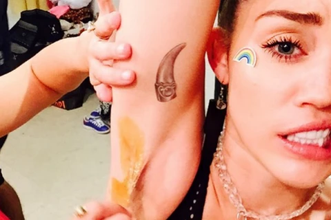 Miley từng khiến cả thế giới sửng sốt với kiểu làm đẹp quái chiêu: nhuộm màu cho lông nách. Giờ đây, cô nàng lại không ngần ngại công bố bức ảnh "dọn dẹp" đống lông màu với gương mặt khá đau đớn.