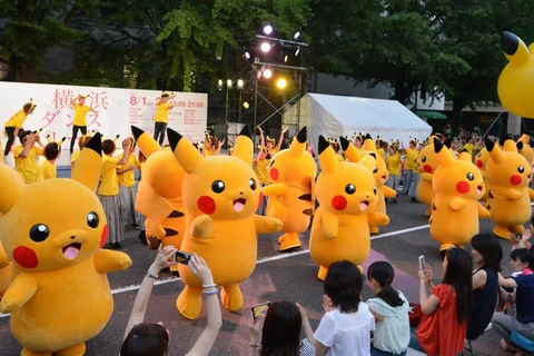 Đồng diễn điệu nhảy của Pikachu trên một đường phố ở Yokohama ngày 2/8. (Nguồn: AFP/TTXVN)