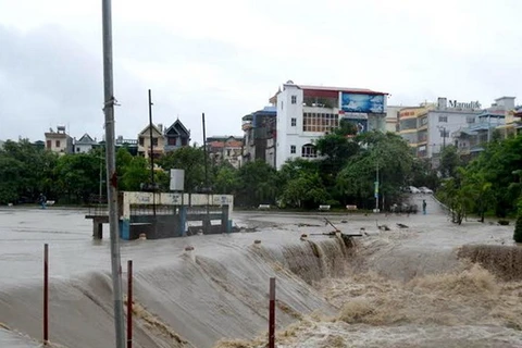 Nước lũ tràn vào thành phố Uông Bí, Quảng Ninh, sáng 2/8. (Ảnh: Nguyễn Hồng/Vietnam+)