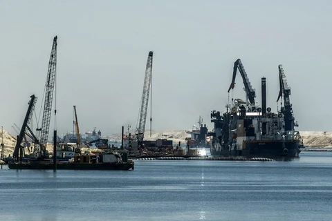 Tàu thuyền vận hành thử trên kênh đào Suez mới tại thành phố cảng Ismailiya, phía đông thủ đô Cairo ngày 29/7. (Nguồn: AFP/ TTXVN)