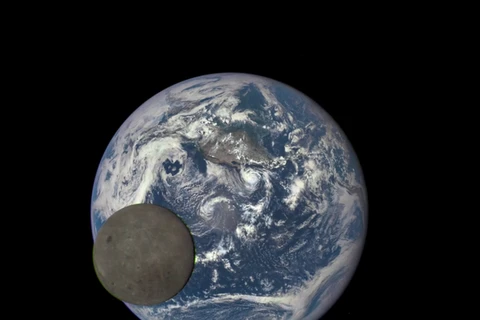 Cảnh tượng mặt trăng đi qua giữa máy ảnh EPIC trên tàu vũ trụ DSCOVR và trái đất được quan sát từ khoảng cách 1 triệu dặm so với trái đất. (Nguồn: NASA)
