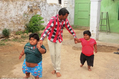 Yogita Rameshbhai Nandwana (bên phải), 5 tuổi, và Amisha (bên trái), 3 tuổi có những bước đi đầu tiên mà không cần sự trợ giúp sau khi thực hiện một chế độ ăn kiêng đặc biệt. (Nguồn: Cover asia press)