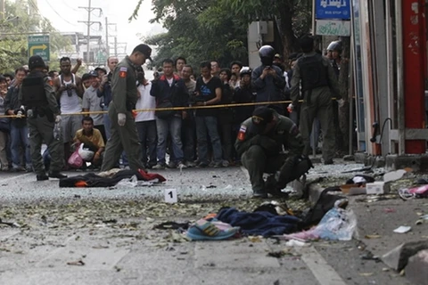 Cảnh sát điều tra hiện trường vụ đánh bom tại trung tâm thủ đô Bangkok của Thái Lan. (Nguồn: bangkokpo