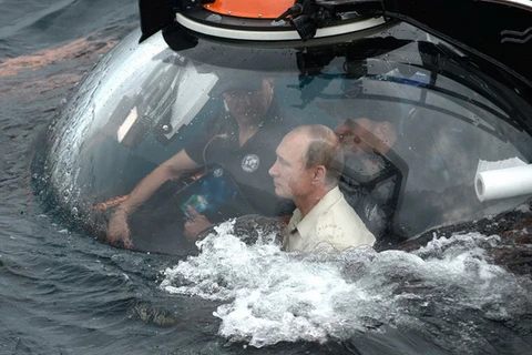 Tổng thống Nga Vladimir Putin lặn xuống biển đen khám phá xác tàu đắm. (Nguồn: rt)
