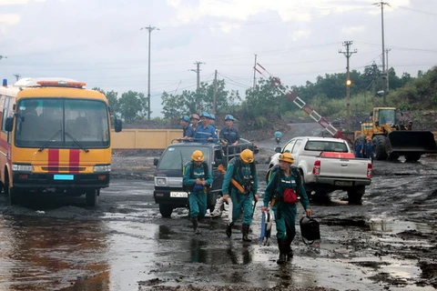 Các lực lượng chức năng khẩn trương tìm kiếm cứu hộ các nạn nhân trong vụ tai nạn hầm lò. (Ảnh: Nguyễn Hoàng/TTXVN)