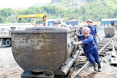 Các công nhân cứu hộ đang dùng xe goong vận chuyển thiết bị vào hầm phục vụ công tác tìm kiếm cứu nạn. (Ảnh: Nguyễn Hoàng/Vietnam+)