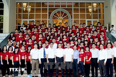 Phó Thủ tướng Vũ Đức Đam chụp ảnh chung với đoàn đại biểu Thủ khoa xuất sắc tốt nghiệp trường Đại học, Học viện trên địa bàn thành phố Hà Nội. (Ảnh: Phạm Kiên/TTXVN)